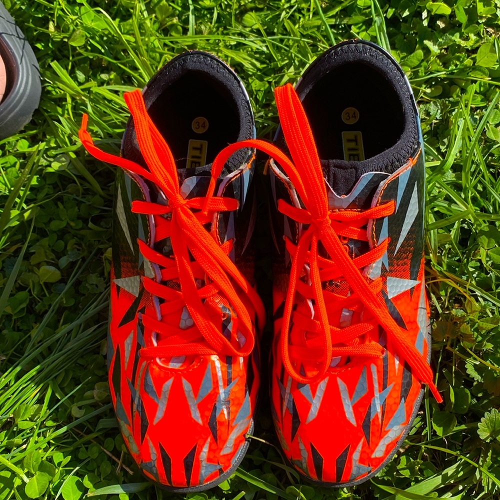 Tiebao sports shoes says 34